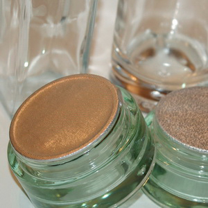 opercules cosmétiques base alu scellés sur des pots en verre traité