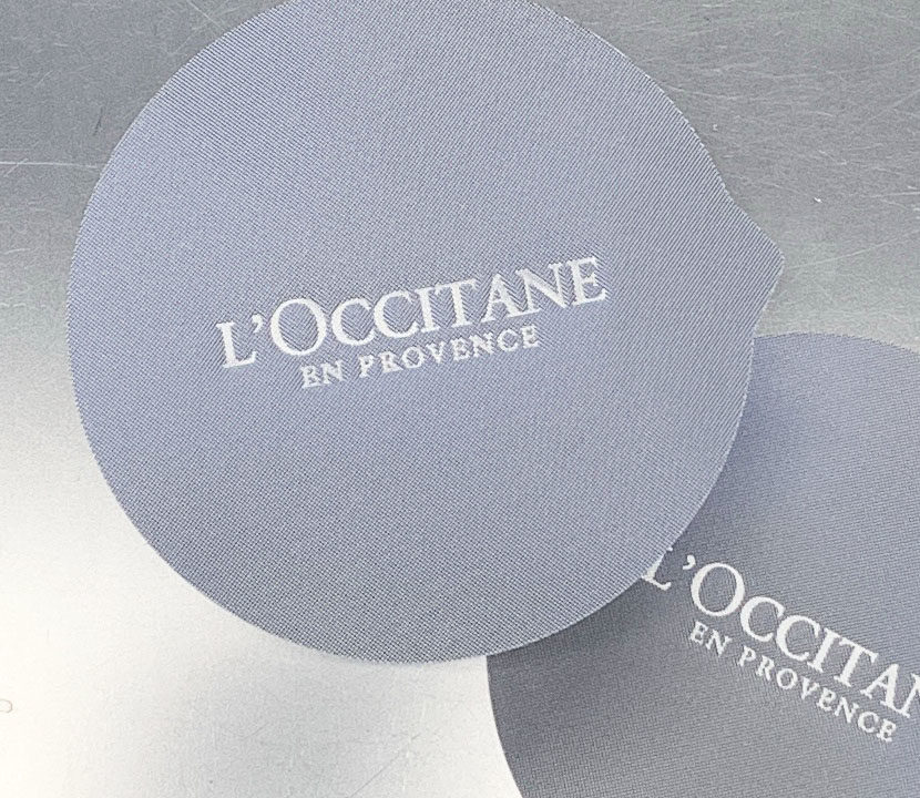 opercules cosmétiques estampés - sobriété d'une marque